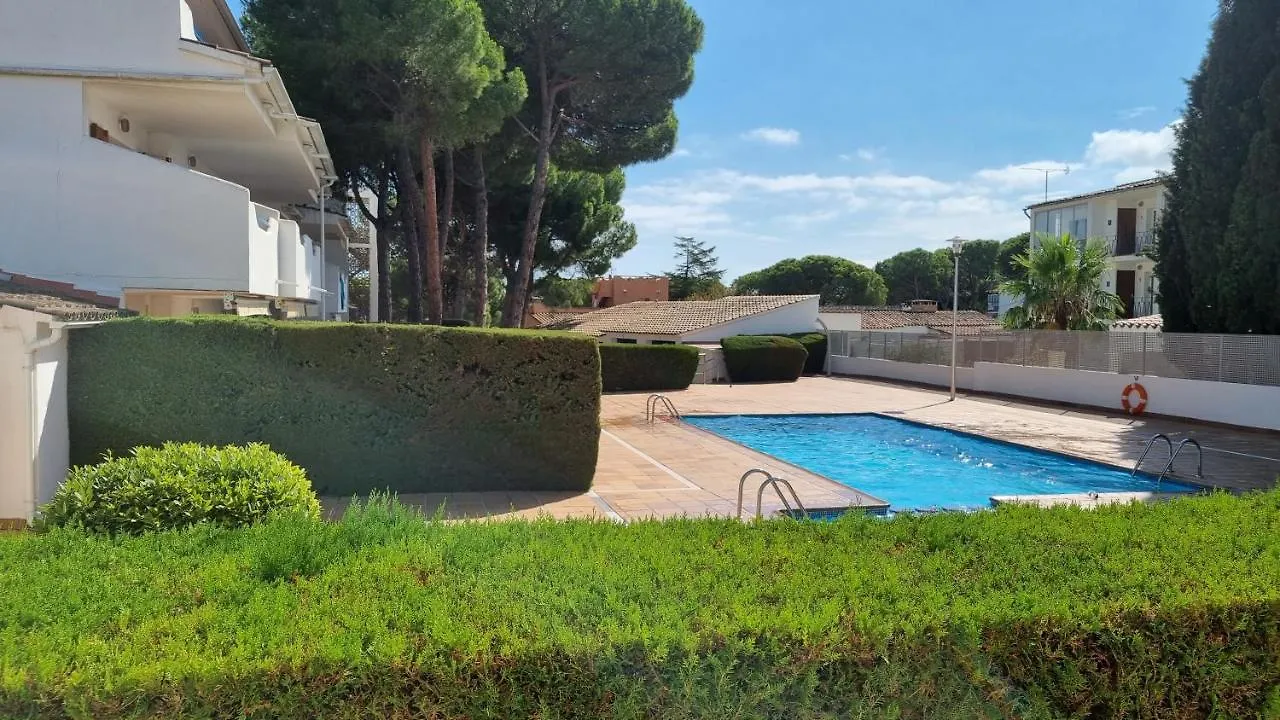 Apartamento Familiar Con Piscina Y Wifi contacts